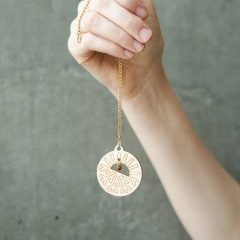 kuvassa puinen kaulakoru