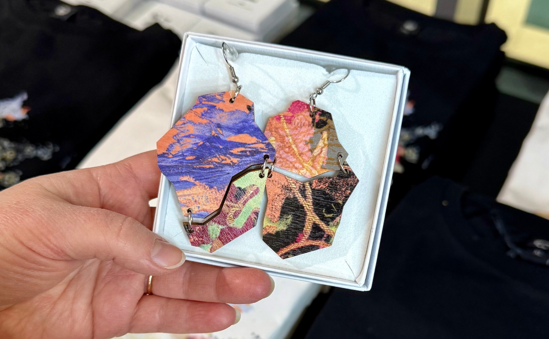 kuvassa värikkäät korvakorut